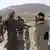 Afghanistan Ein Soldat der streng muslimischen Taliban-Miliz angehört, schlägt einen Zivilisten mit einem Gummigürtel 