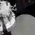 La nave espacial Orión se hace un selfie mientras se aproxima a la Luna antes de su vuelo de salida, un encendido del motor principal de Orión que la lleva a la órbita lunar. 