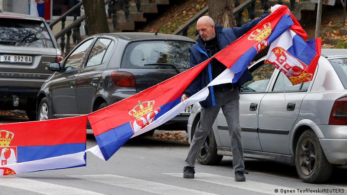 Një serb në Kosovë teksa proteston për vendimin e qeverisë për ndërrimin e targavae në automjeteve nga targat e Serbisë me ato të Kosovës. 