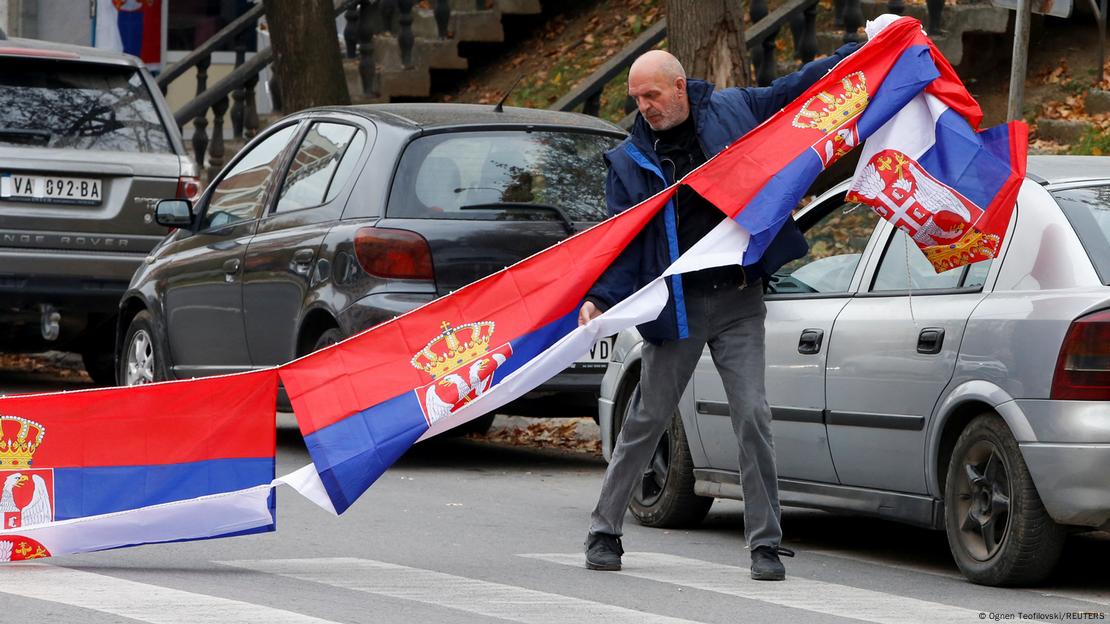 Bandeiras sérvias na cidade de Mitrovica, no norte do Kosovo