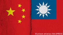 [M] Die Nationalflaggen von China und Taiwan auf einer Wand mit einem vertikalen Absatz bzw. Riss in der Mitte und zwei unterschiedlichen Putzarten. Foto mit Composing als Symbolbild in Bezug auf den Konflikt zwischen China und Taiwan und der Gefahr für eine Eskalation.