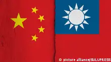 [M] Die Nationalflaggen von China und Taiwan auf einer Wand mit einem vertikalen Absatz bzw. Riss in der Mitte und zwei unterschiedlichen Putzarten. Foto mit Composing als Symbolbild in Bezug auf den Konflikt zwischen China und Taiwan und der Gefahr für eine Eskalation.