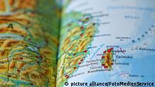 China erhebt Anspruch auf Taiwan, die Formosa-Straße liegt zwischen den beiden Landesteilen. Kartendarstellung aus einem Atlas als Symbolbild.