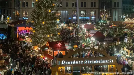 德国最古老的圣诞市场是1434年首次举办的Striezelmarkt。有一种洒满糖粉的果脯蛋糕（Christstollen）是德累斯顿圣诞期间的传统美食。当地人将这种蛋糕称作「Striezel」，因此该城市的圣诞市场也被称为Striezel市场。
