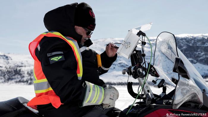 Rex Holwell überprüft die Daten der SmartICE Technologie, die bei der Fahrt mit dem Schneemobil gesammelt werden.