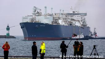 一艘天然气运输船正准备停靠德国吕根岛(11月24日)