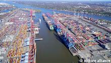 图为汉堡港Eurogate集装箱码头的航拍图片