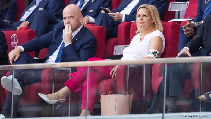Bundesinnenministerin Nancy Faeser (r.) sitzt neben Gianni Infantino (l.) auf der Tribüne im Stadion in Doha