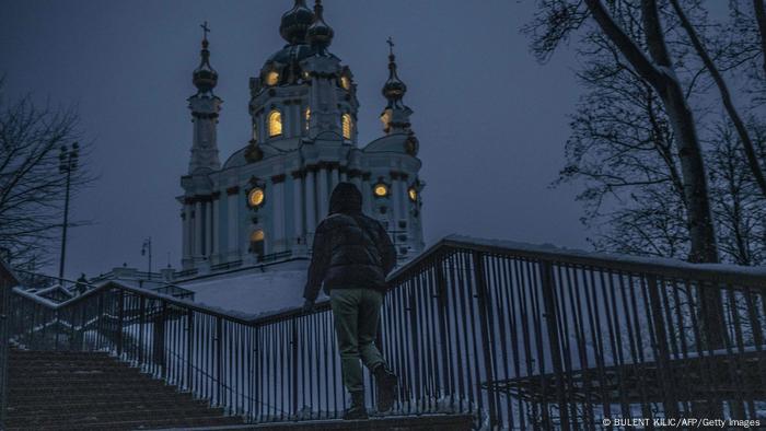 Una mujer sube unas escaleras en una nevada Kiev.