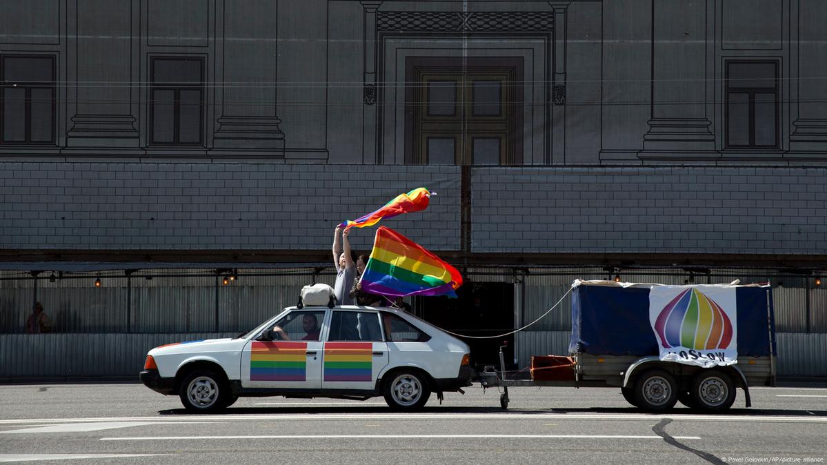 Russian Lawmakers Ban Lgbt Propaganda Among Adults Dw 11 24 2022