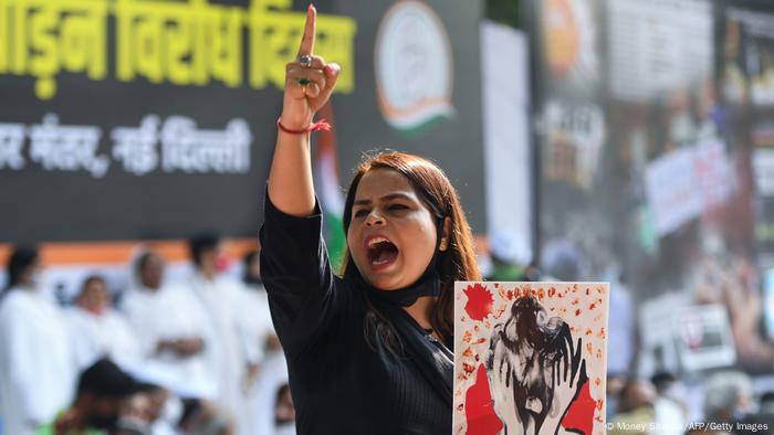  Szene von einer Demonstration gegen Gewalt gegen Frauen, Delhi, 2020. 