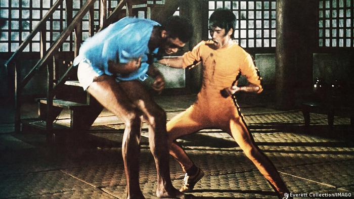 Kareem Abdul-Jabbar y Bruce Lee en una escena de Game of Death, una película incompleta de artes marciales de Hong Kong, rodada entre agosto y octubre de 1972, dirigida, escrita, producida y protagonizada por Bruce Lee; su último proyecto cinematográfico. 