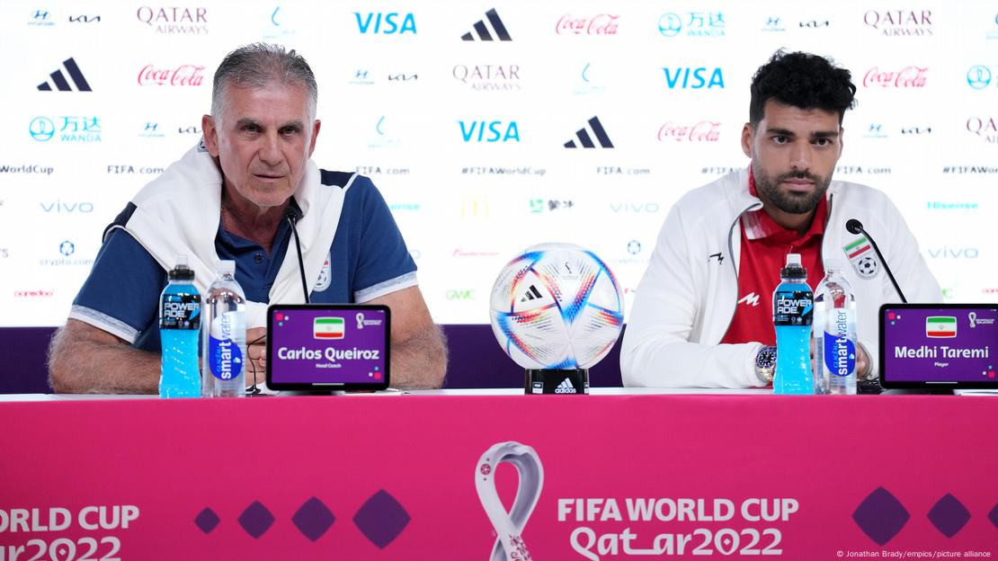 El iraní Mehdi Taremi (derecha) y el gerente Carlos Queiroz durante una conferencia de prensa en el Main Media Center en Doha, Qatar.