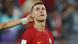 Christiano Ronaldo blickt nach oben und leckt sich mit der Zunge über den Mund Christiano Ronaldo blickt nach oben und leckt sich mit der Zunge über den Mund