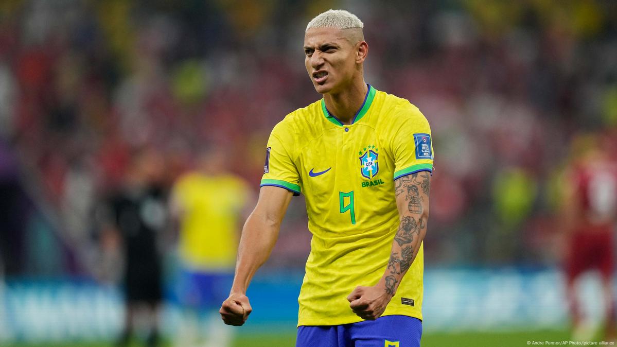 Brasil conta com brilho de Richarlison e bate Sérvia na estreia na