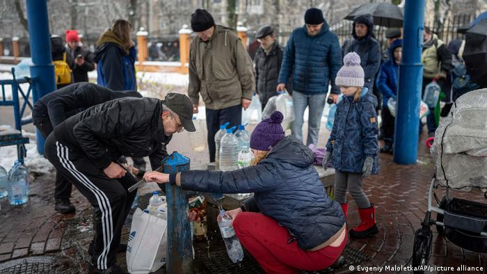 Bewohner von Kiew füllen ihre Wasserflaschen auf
