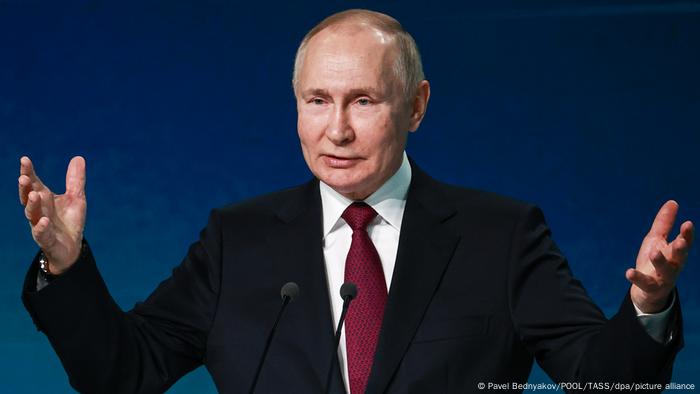 El viceministro de Exteriores de Rusia, Oleg Siromolotov, dijo que Moscú rechaza la doctrina de declarar a determinados países como “estados terroristas”, utilizada periódicamente -según él- como justificación para inmiscuirse en los asuntos internos de estos por parte de “algunos estados inescrupulosos”. Se refiere a una decisión adoptada por el Parlamento Europeo. (25.11.2022)