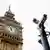 Часовая башня Вестминстерского дворца и камеры видеонаблюдения в Лондоне