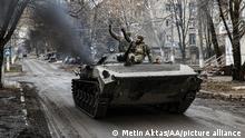 Украински войници с танк край Бахмут