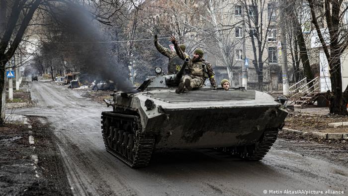 Las tropas invasoras rusas avanzan en el suroeste de la estratégica ciudad de Bajmut, epicentro de una feroz batalla desde hace meses en la región oriental ucraniana de Donetsk, en tanto que intentan afianzarse en la vecina Lugansk, donde el Ejército de Ucrania resiste y ha liberado ya 13 localidades. Rusia, en tanto, aseguró haber tomado dos pueblos. (30.11.2022)
