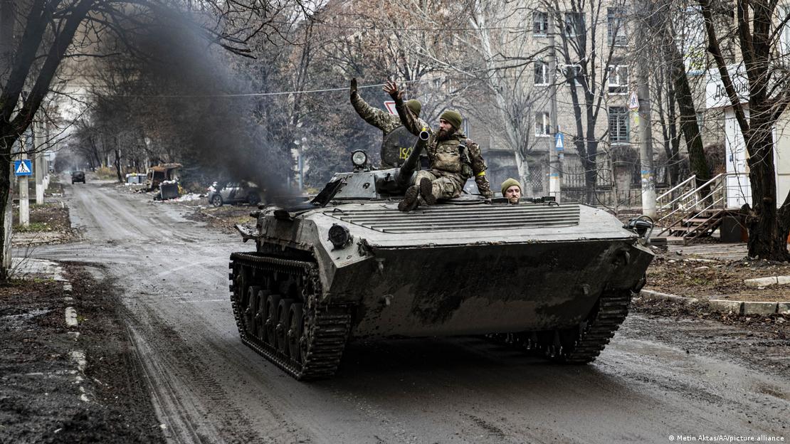Bir tank üzerinde Ukraynalı askerler