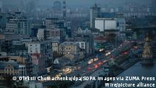 7.11.2022, Kiew, Ukraine, Das Zentrum von Kiew ist ohne Strom, nachdem wichtige zivile Infrastrukturen durch russische Raketenangriffe in der Ukraine getroffen wurden. Die Kiewer Behörden planen die Evakuierung von drei Millionen Einwohnern, falls es in der ukrainischen Hauptstadt zu einem vollständigen Stromausfall kommt. +++ dpa-Bildfunk +++
