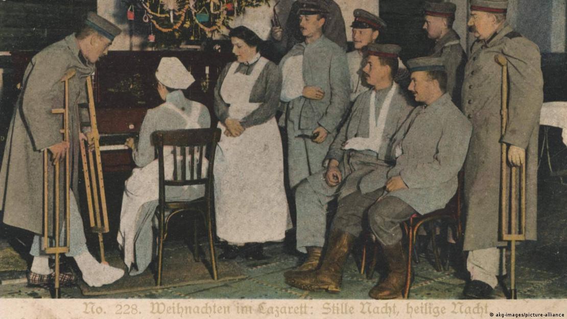 Soldados y enfermeras en un hospital militar en la Primera Guerra Mundial. Soldados y enfermeras en un hospital militar en la Primera Guerra Mundial.