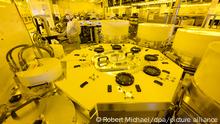 Ein Mitarbeiter steht während eines Presserundgangs zum Bosch Tech-Day in der Halbleiterfabrik an einer Machine für die Beschichtung von Wafern mit Gold. +++ dpa-Bildfunk +++