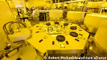 Ein Mitarbeiter steht während eines Presserundgangs zum Bosch Tech-Day in der Halbleiterfabrik an einer Machine für die Beschichtung von Wafern mit Gold. +++ dpa-Bildfunk +++