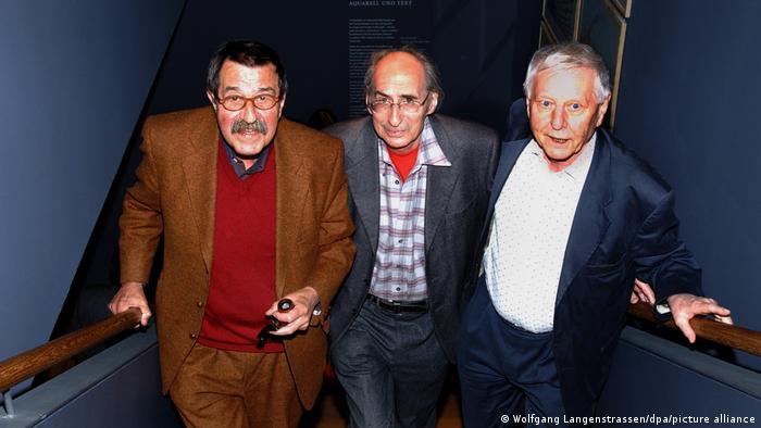Hans Magnus Enzensberger, ganz rechts, in der Mitte Peter Rühmkorf und daneben Günter Grass stehen auf einem Treppenaufgang.