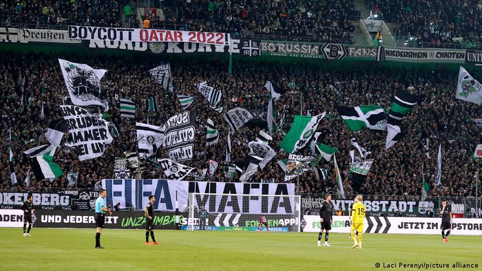 لافتات رفعها مشجعون خلال مباراة بوروسيا دورتموند ومونشنغلادباخ في الدوري الألماني