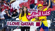 Fußball, WM 2022 in Katar, Katar - Ecuador, Vorrunde, Gruppe A, Spieltag 1, Eröffnungsspiel im Al-Bait Stadion. Fans aus Ecuador mit Bannern „I love Qatar“ vor dem Spiel.