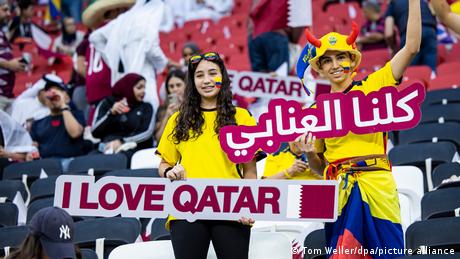Ecuadorianische Fans bei der WM mit Plakat I love Qatar
