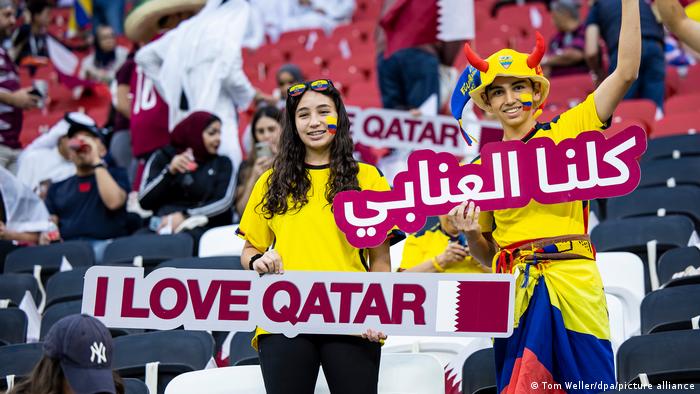 Ecuadorianische Fans bei der WM mit Plakat I love Qatar