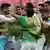 Irans Ersatzspieler mit ihren Aufwärmleibchen stürmen jubelnd den Platz nachdem das Team das 1:0 erzielte