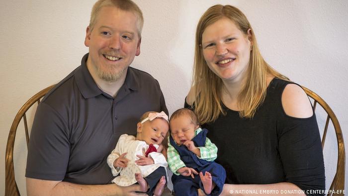 Rachel y Philip Ridgeway con sus gemelos recién nacidos Lydia y Timothy tras su nacimiento el 31 de octubre de 2022 en Knoxville, Tennessee, Estados Unidos.