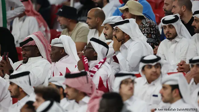 مشجعون قطريون في مباراة منتخبي قطر والسنغال