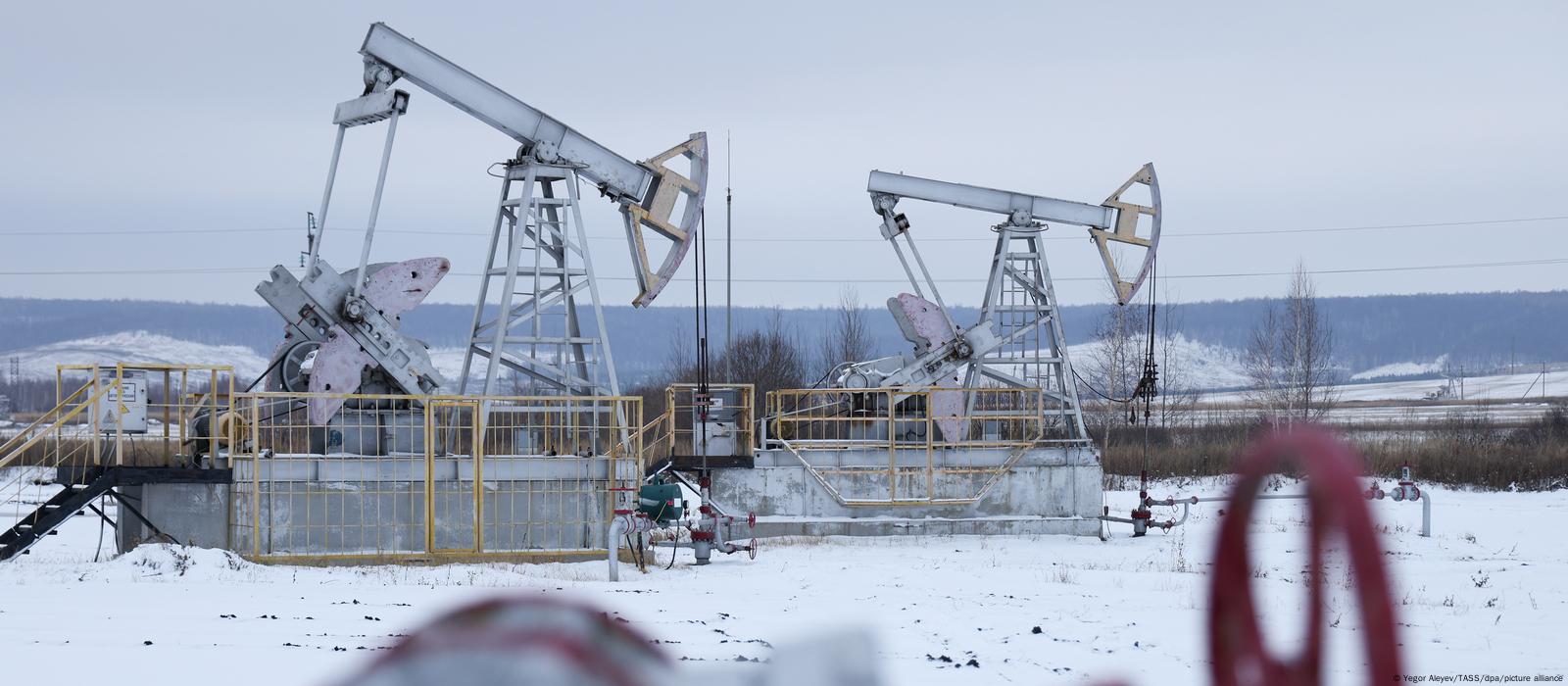 Нефть как оружие против Запада? Зачем РФ сокращает добычу – DW – 18.02.2023