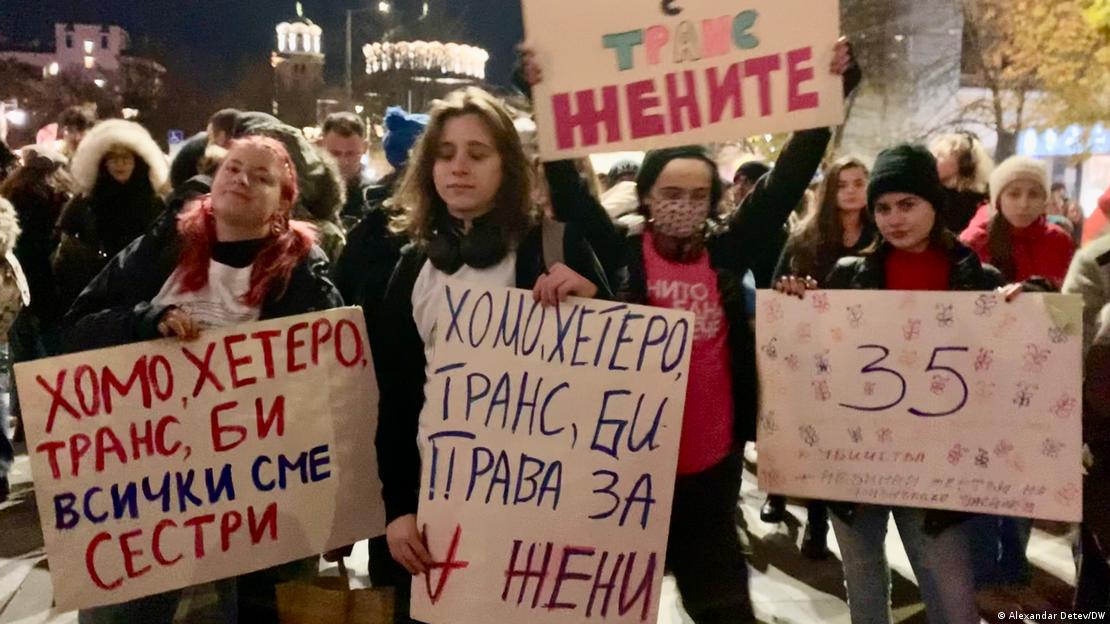 София, ноември 2022: участници в протест срещу насилието над жени 
