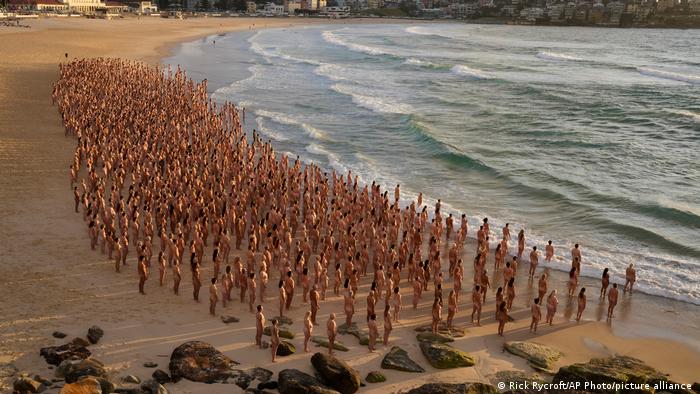 Stotine nagih ljudi na čuvenoj plaži Bondi u Sidneju u Australiji - to je umetnička akcija Spensera Tunika s ciljem da podigne svest o ranom otkrivanu raka kože.