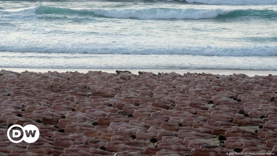 Thousands strip down to art on iconic Sydney Beach |  The world |  DW extension