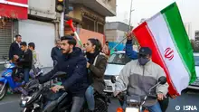  Iraner und Iranerinnen feiern 2-0 Sieg von iranischer Fußballnationalmannschaft gegen Waels auf den Straßen. Stichwörter: Iran, WM, Fan,
Quelle: ISNA
Lizenz: Frei