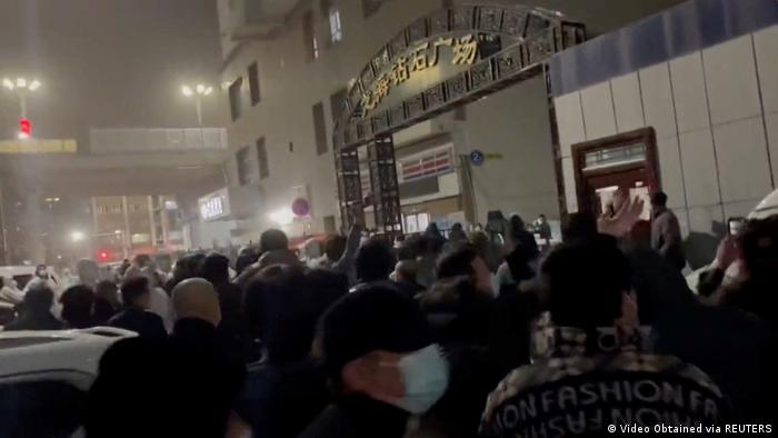 Dieses Bild aus Videos sozialer Netzwerke zeigt eine spontane Demonstration in Ürümqi gegen die harte Null-COVID-Politik