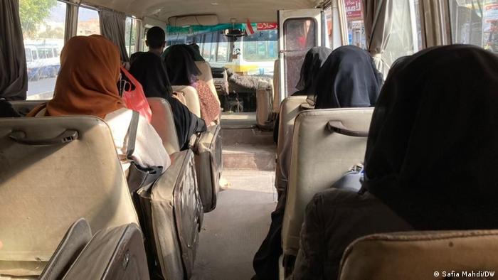 Jemenitische Frauen in einem Personenbus in Sana'a