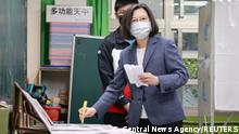 26.11.2022
Taiwan President Tsai Ing-wen casts her vote at a polling station during local elections in New Taipei City, Taiwan, November 26, 2022. Central News Agency/Pool via REUTERS 