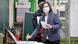 Tsai, con tapabocas, ingresa su voto en la urna mirando a cámara. Tsai, con tapabocas, ingresa su voto en la urna mirando a cámara.