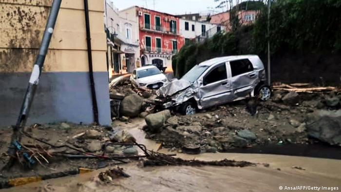 Schlamm und zerstörte Autos im Kurort Casamicciola Terme 
