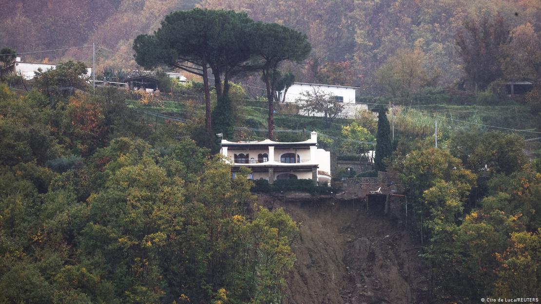 Лизгање на земјиштето поради катастрофално невреме на островот Искија во Италија