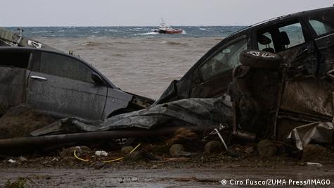 Надојдената вода поради невремето на островот Искија во Италија носела автомобили со себе