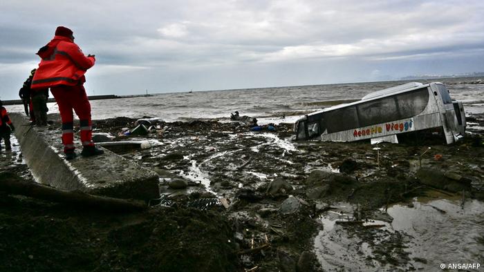 Un bus en la costa de Isquia.
